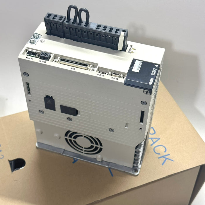 NEW YASKAWA SGDV-1R6A21B Servo Driver
